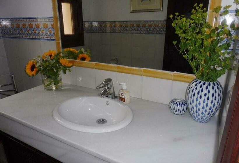 Beautiful Spacious 4 Bed Villa Close To Marbella