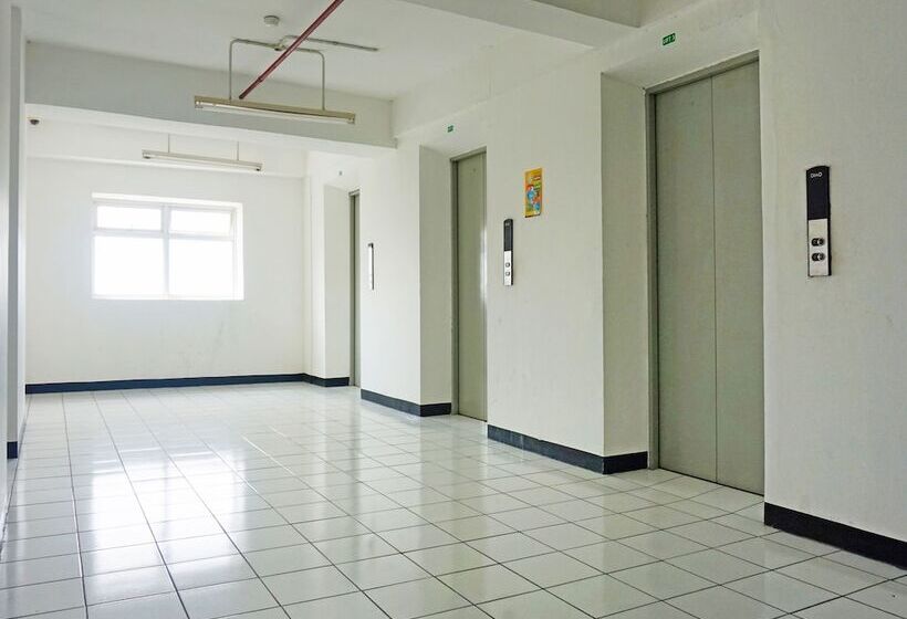 Отель Oyo 91593 San San Rooms Apartment Gunung Putri Square