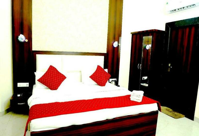 Отель Pop 93228 Park View