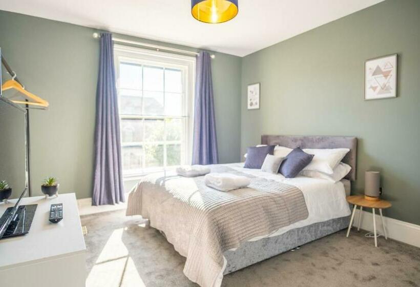 Luxury 3 Bed Penthouse With Off Street Parking