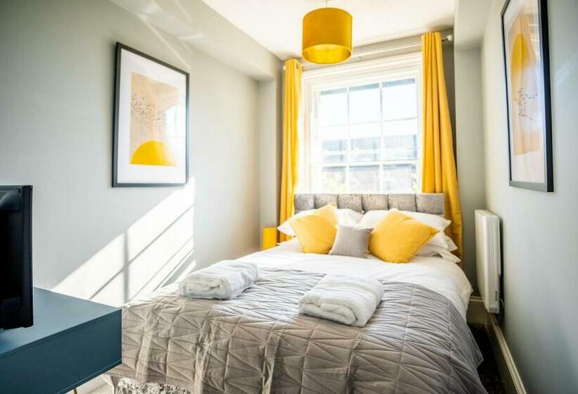 Luxury 3 Bed Penthouse With Off Street Parking