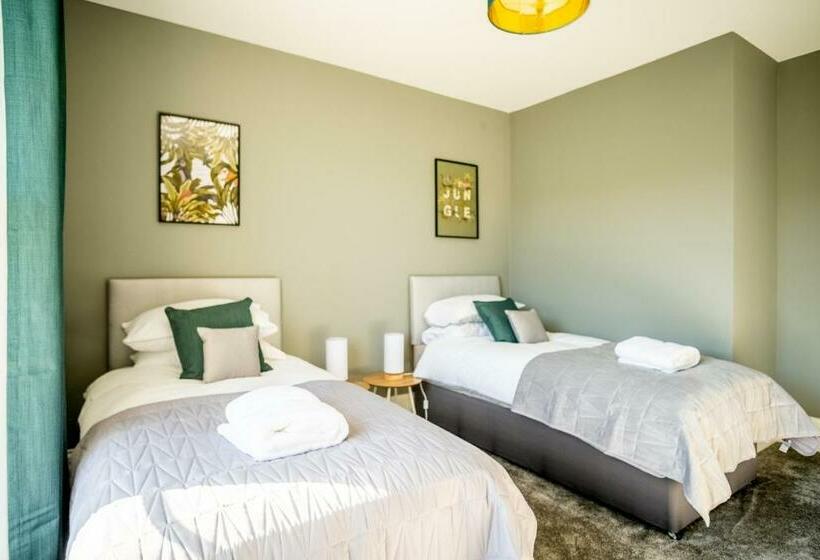 Luxury 3 Bed Penthouse With Off Street Parking