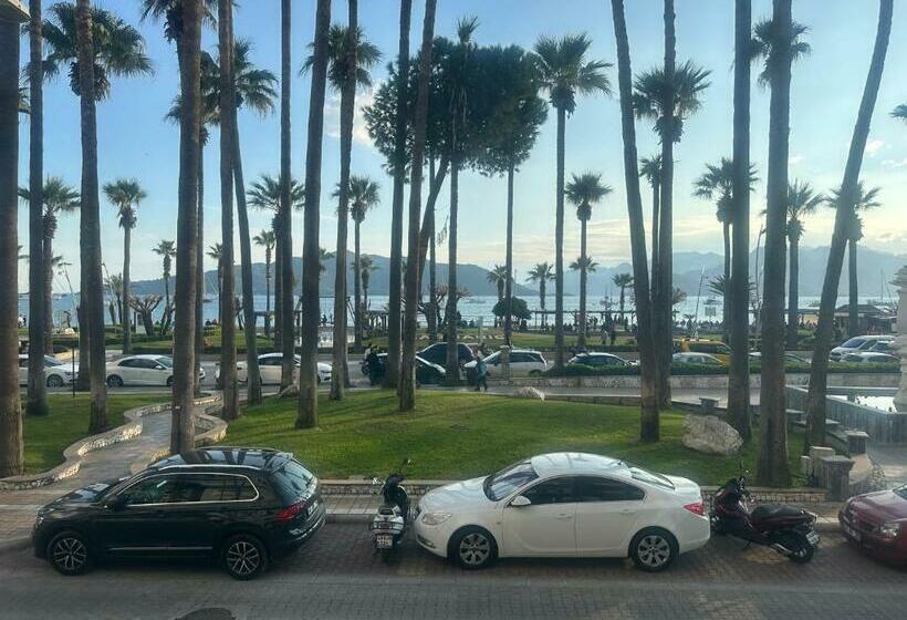 Marmarisin Tam Kalbinde Denize Sıfır ücretsiz Plaj