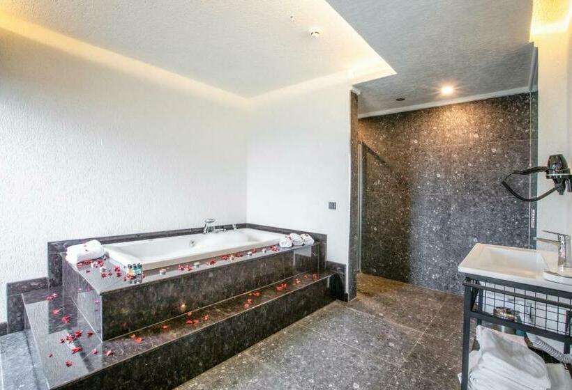 Nehi̇r Otel