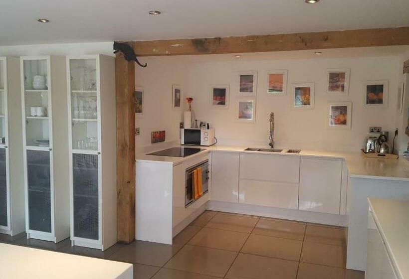 Prestwick Oak   5 Bed Ensuite   Sleeps 14   House With 3 Studios