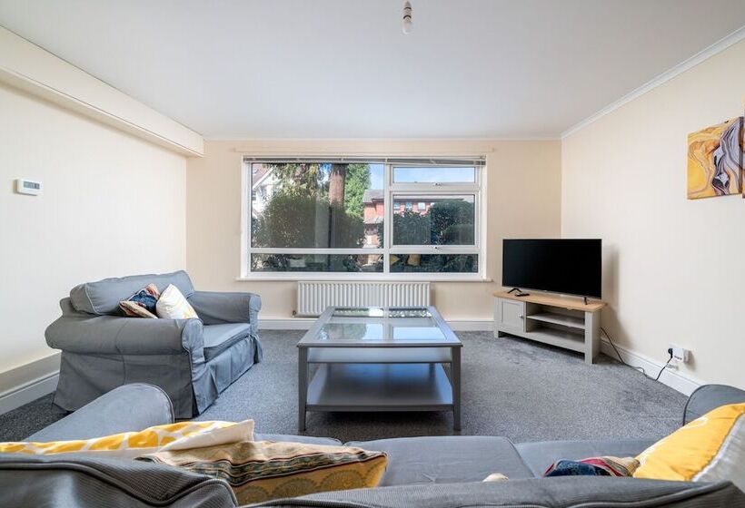 Redhill Surrey 2 Bedroom Pet Friendly Apartment By Sublime Stays