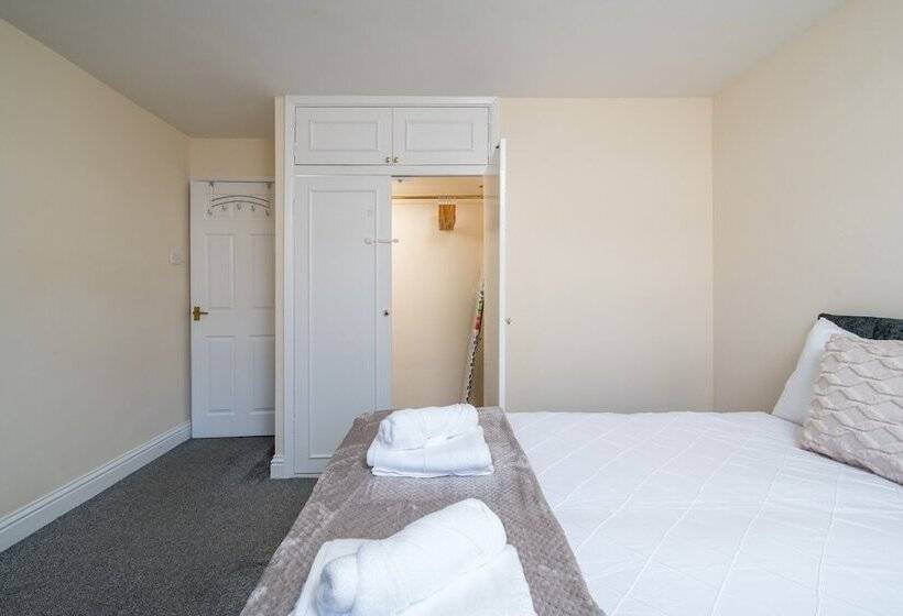 Redhill Surrey 2 Bedroom Pet Friendly Apartment By Sublime Stays