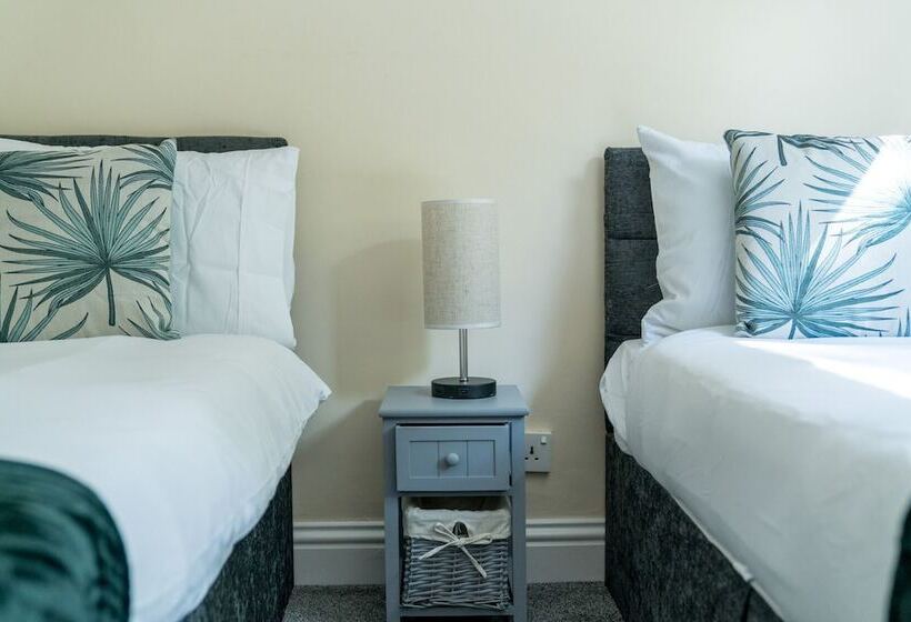 Redhill Surrey 2 Bedroom Pet Friendly Apartment By Sublime Stays