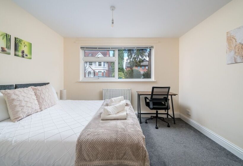 Redhill Surrey 2 Bedroom Pet Friendly Apartment By Sublime Stays