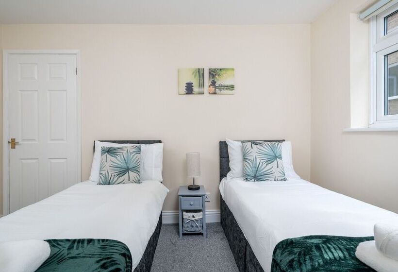 Redhill Surrey 2 Bedroom Pet Friendly Apartment By Sublime Stays
