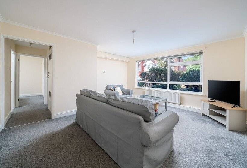 Redhill Surrey 2 Bedroom Pet Friendly Apartment By Sublime Stays