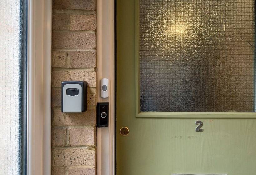 Redhill Surrey 2 Bedroom Pet Friendly Apartment By Sublime Stays