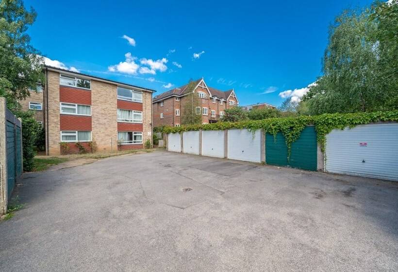 Redhill Surrey 2 Bedroom Pet Friendly Apartment By Sublime Stays