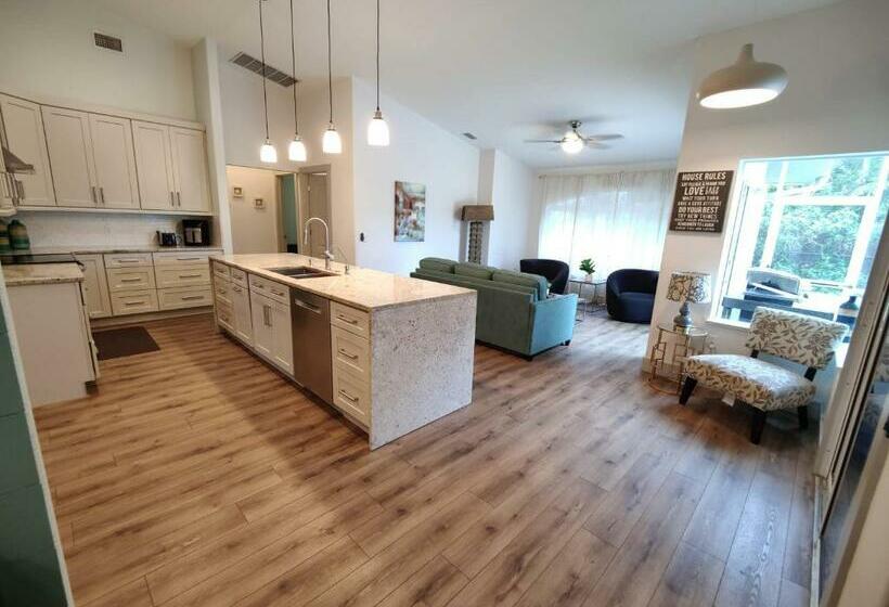 Spacious Oasis Updated Home 3 Bed 2 Bath  7 Min To Nokomis Beach