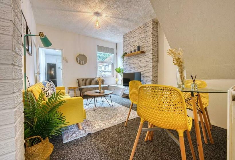 Stylish And Comfy Contractor House And Monthly Offers In Stoke On Trent By 20property Stays Serviced