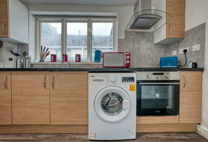 Stylish And Comfy Contractor House And Monthly Offers In Stoke On Trent By 20property Stays Serviced