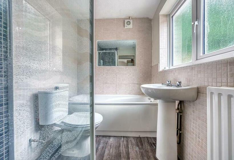 Stylish And Comfy Contractor House And Monthly Offers In Stoke On Trent By 20property Stays Serviced