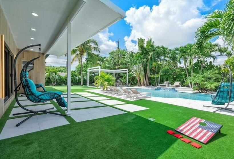 Villalee Jungle Palm Island White Marble Pool Area