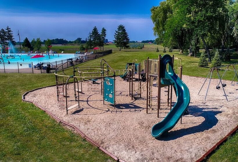 Vine Ridge Resort Cottages