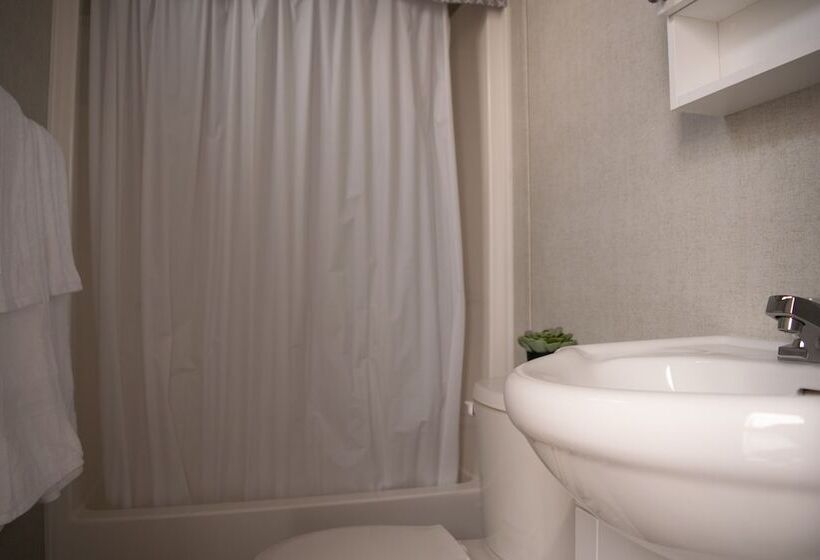 Vine Ridge Resort Cottages