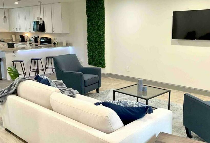 2br Plush Suites Hidden Gem