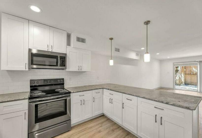 2br Plush Suites Hidden Gem