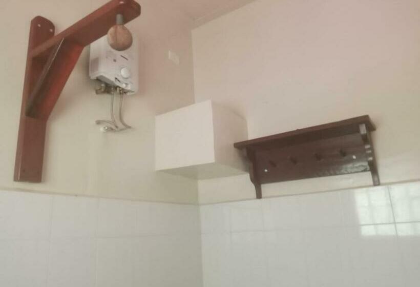 호스텔 Raja Guest House   Jungle Trekking & Tours Bukit Lawang Sumatra