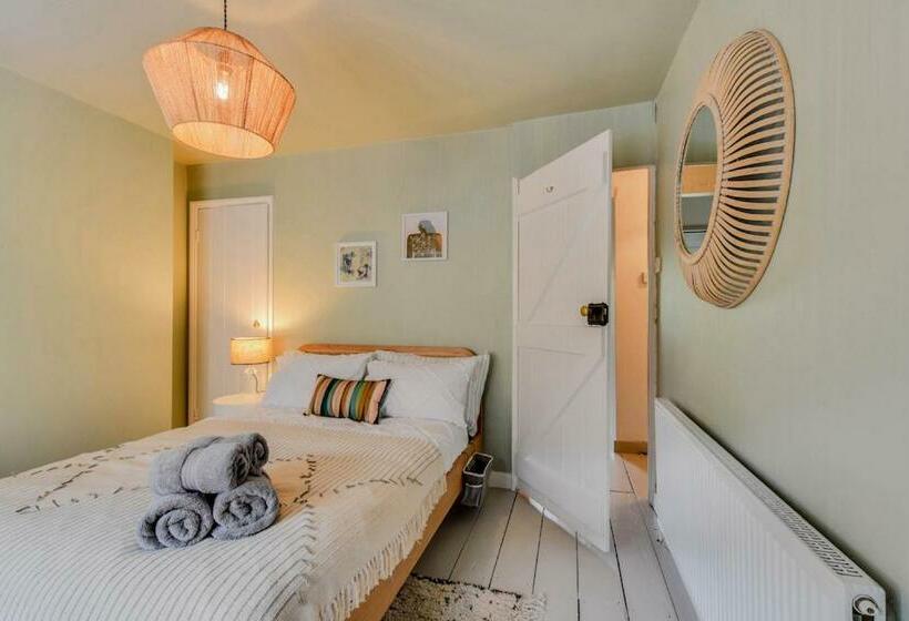 Cheerful 3 Bed Grade Ii Central Cottage