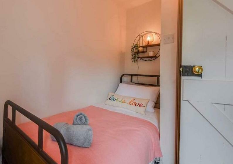 Cheerful 3 Bed Grade Ii Central Cottage