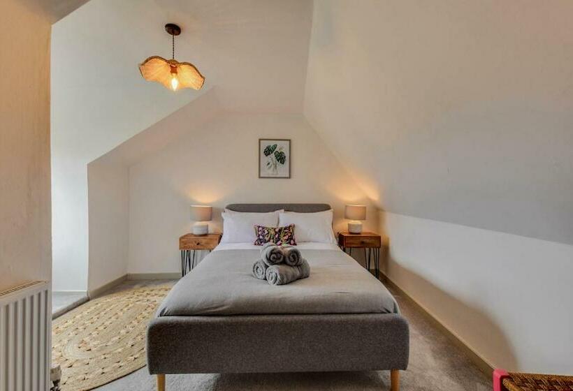 Cheerful 3 Bed Grade Ii Central Cottage