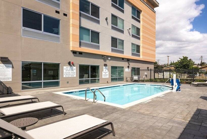 호텔 Holiday Inn Express & Suites   Hawaiian Gardens, An Ihg