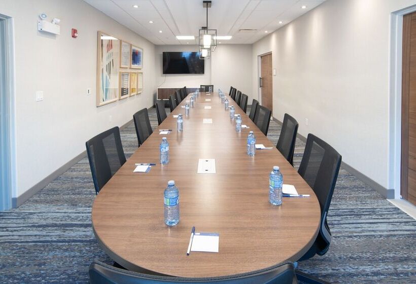 בית מלון כפרי Holiday Inn Express & Suites   Moose Jaw, An Ihg