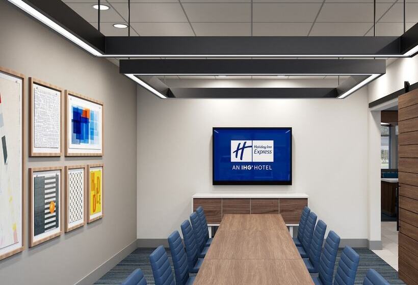 هتل Holiday Inn Express & Suites   Moose Jaw, An Ihg