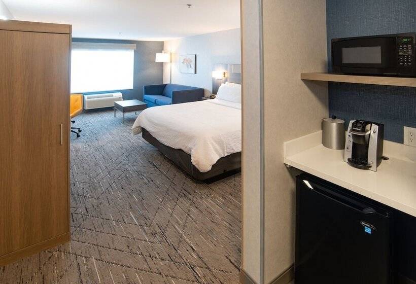 هتل Holiday Inn Express & Suites   Moose Jaw, An Ihg