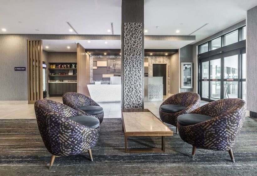هتل Holiday Inn Express & Suites Toronto Airport South, An Ihg