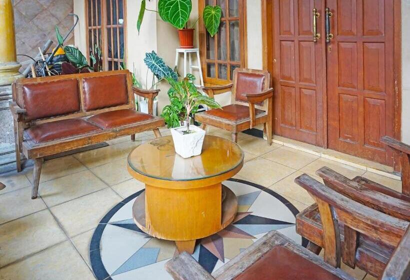 ホテル Spot On 91551 Gwen Syariah Homestay