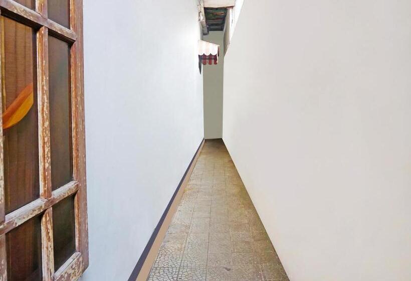 ホテル Spot On 91551 Gwen Syariah Homestay