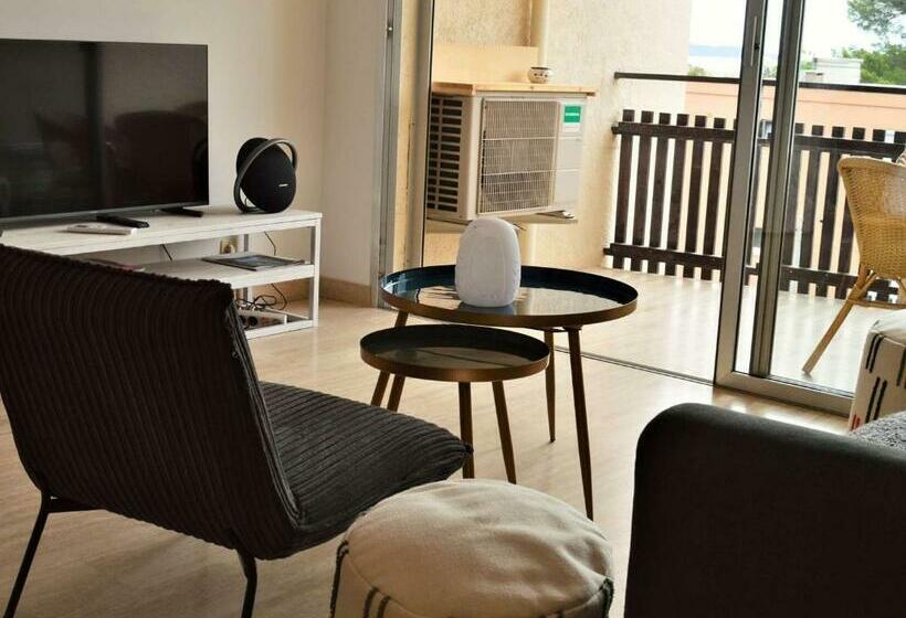 Bel Appartement à Cavalaire Sur Mer, 4 Couchages, Clim, Proche Commodités, Parking, Balcon   Fr 1 22