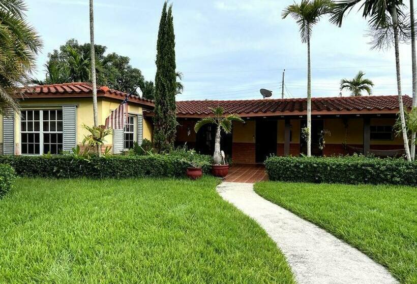 פנסיון Adorable 2 Bedroom House With Free Parking