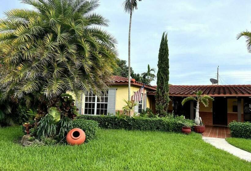 פנסיון Adorable 2 Bedroom House With Free Parking