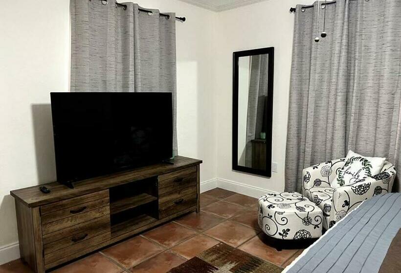 פנסיון Adorable 2 Bedroom House With Free Parking