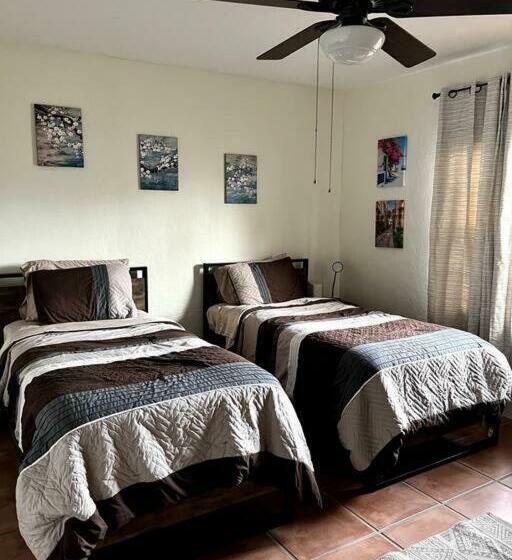 פנסיון Adorable 2 Bedroom House With Free Parking