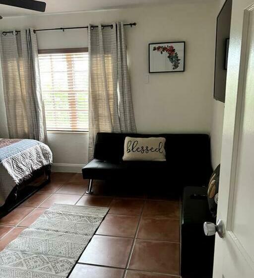 פנסיון Adorable 2 Bedroom House With Free Parking