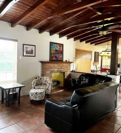 פנסיון Adorable 2 Bedroom House With Free Parking