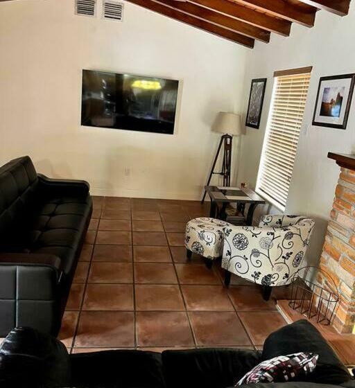 פנסיון Adorable 2 Bedroom House With Free Parking