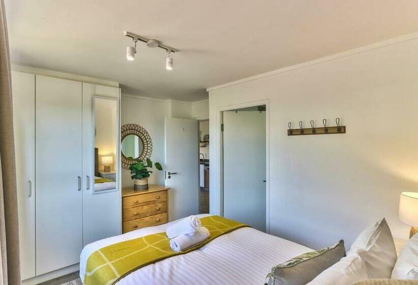 Working Professionals, Modern, Cozy, Wi Fi