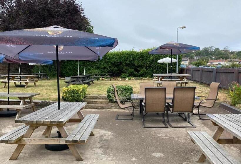 مبيت وإفطار The Poacher Pub