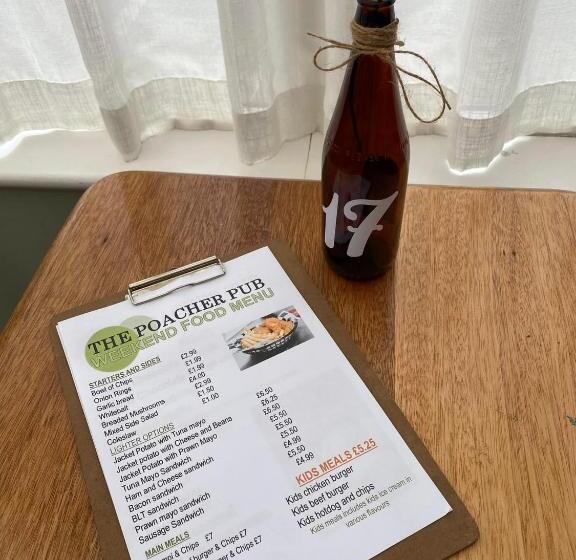 مبيت وإفطار The Poacher Pub