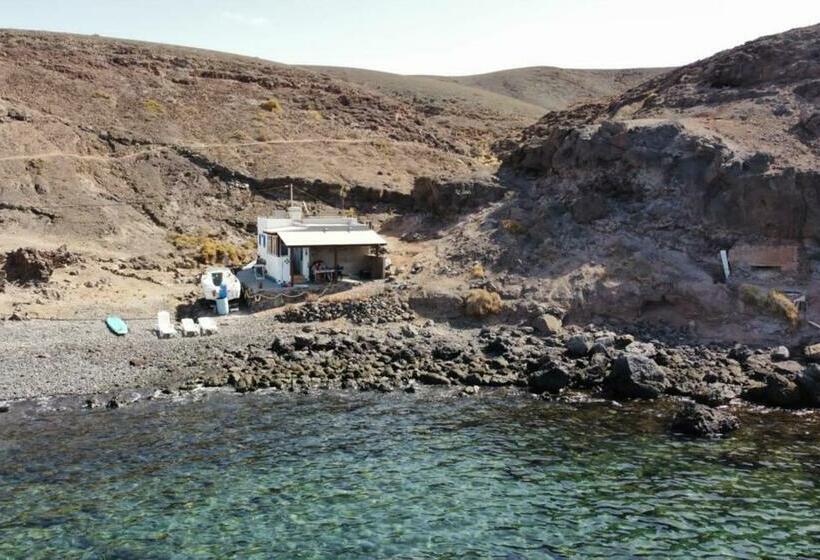 Casa Marinera En La Orilla Del Mar