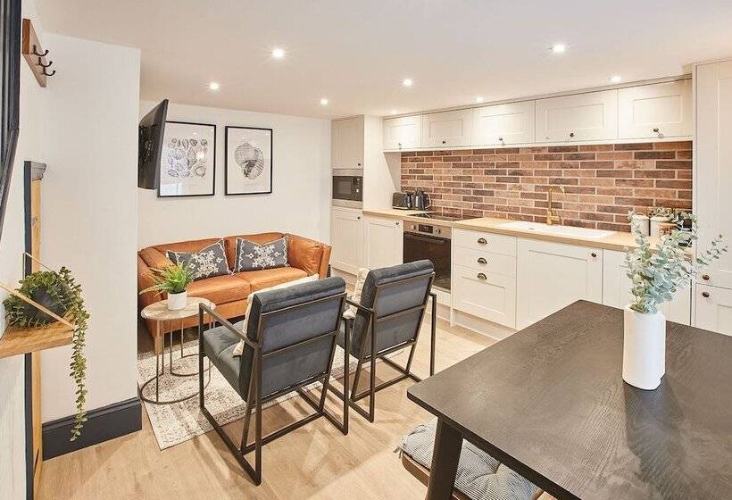 Host & Stay   Grumbles Cottage